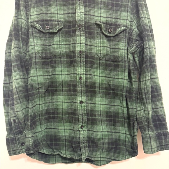 2/$15 Old Navy Men’s Green Plaid Flannel Button-Up Shirt Size M - Picture 4 of 9
